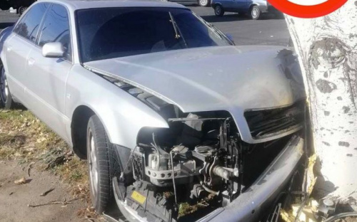 На мариупольском проспекте произошли две аварии: повреждены три автомобиля и дерево