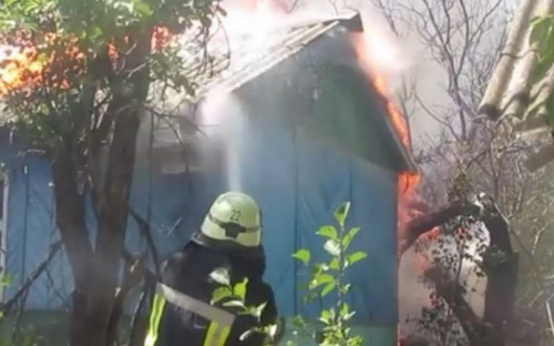 В сети появилось видео крупного пожара в Мариуполе, горело 4 дома (ВИДЕО)