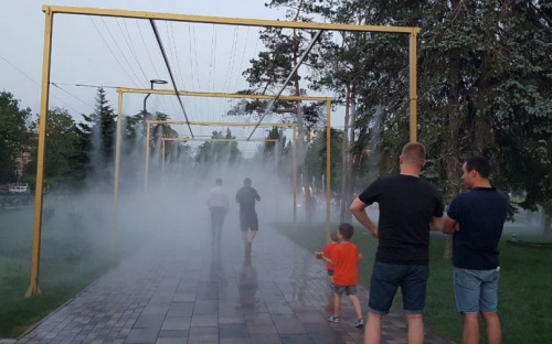 В центре Мариуполя идет искусственный дождь (ФОТОФАКТ)