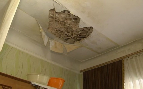В квартире мариупольчанки после ливня рухнул потолок: кто возместит убытки?