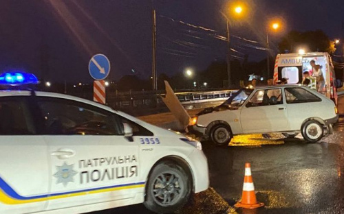 В Мариуполе «Таврия» врезалась в бетонное ограждение
