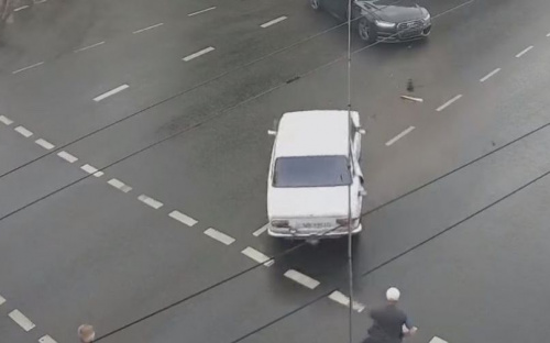 В центре Мариуполя автомобиль чуть не сбил пешеходов на «зебре»