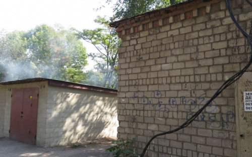 Столб дыма над гаражами встревожил жителей в центре Мариуполя (ФОТО)