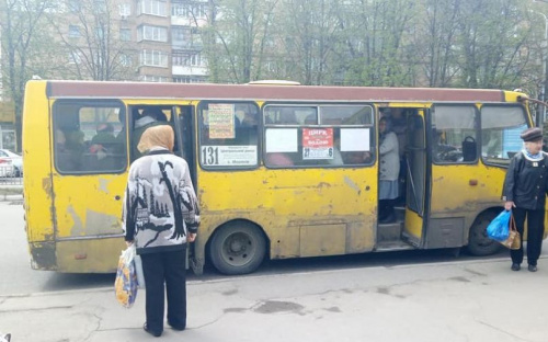 В Мариуполе за разбитые салоны маршруток у водителей будут изымать права