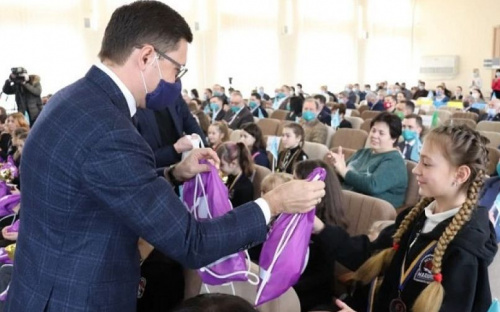Вадим Бойченко наградил юных мариупольских фигуристок