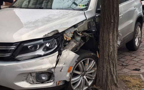 В Мариуполе при столкновении двух автомобилей один откинуло в дерево