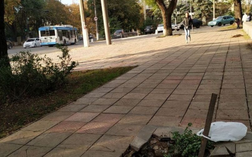 В центре Мариуполя провалился тротуар