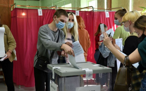 В левой руке – сникерс, в правой – бюллетень: жителей оккупированного Донбасса возят на выборы в Госдуму РФ