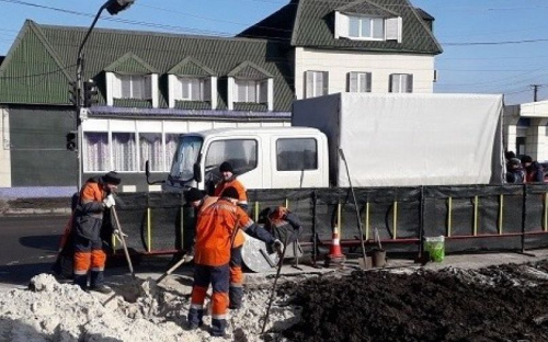 В Мариуполе проверяют основные коллекторы города. Место аварии приводят в порядок (ФОТО)