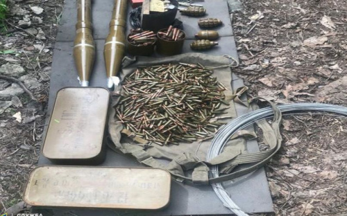 Полтора килограмма взрывчатки и 2 тысячи патронов: в заброшенном доме на Донетчине нашли арсенал боевиков
