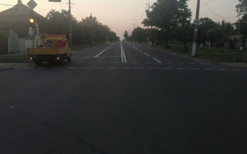 В Мариуполе по ночам наносят новую разметку на дороги
