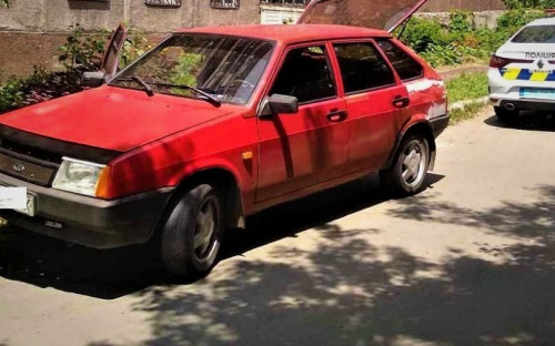В Мариуполе автомобиль сбил женщину на тротуаре
