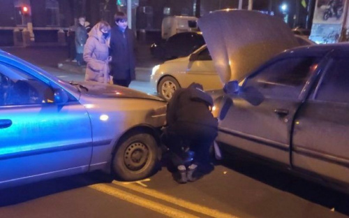 В Мариуполе возле отдела полиции произошло тройное ДТП