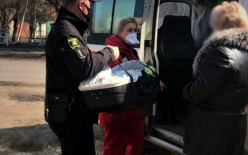 На Донетчине грудной ребенок находился среди грязи и мусора