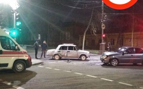 Две легковушки не поделили перекресток в Мариуполе