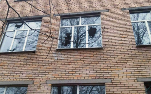 Марьинка в эпицентре обстрелов: 157 детей продолжают учиться в расстрелянной школе (ФОТО)
