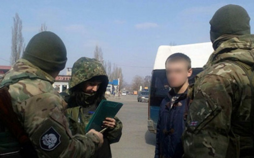 В Курахово подросток попрошайничал и спал на улице: Отец выгнал ребенка из дома (ФОТО)