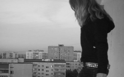 Мариупольчанка, спрыгнувшая с 13 этажа, училась в техникуме и росла в полноценной семье (ВИДЕО)