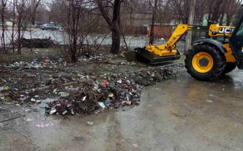 В Мариуполе убирают участки, захламленные мусором и напоминают о штрафах (ФОТО)