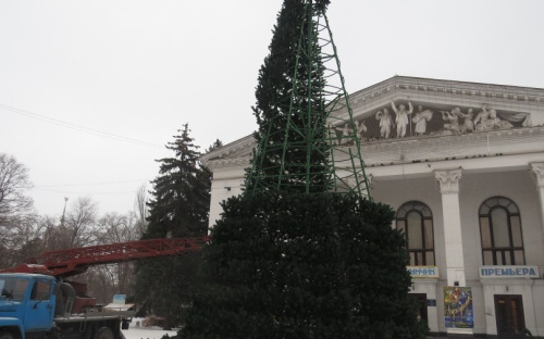 Мариупольская елка у театра попала в рейтинг самых маленьких в Украине (ФОТО)