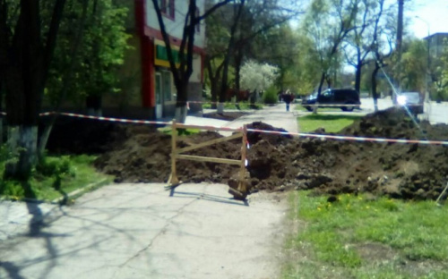 Мариупольские коммунальщики разрыли тротуар и отправились отдыхать (ФОТОФАКТ)