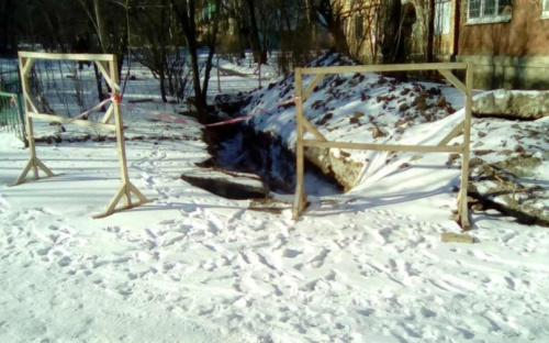 Мариупольские коммунальщики забыли о разрытой в декабре яме (ФОТОФАКТ)