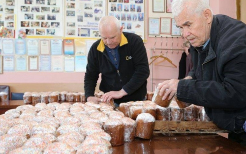 Мариупольские металлурги испекли больше тысячи пасхальных куличей (ФОТО)