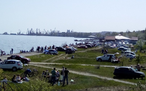 Мариупольские пляжи в выходные посетили тысячи горожан (ФОТО)