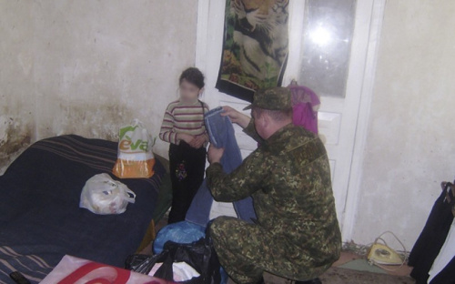 Мариупольские полицейские подарили бедной семье вещи, продукты и игрушки