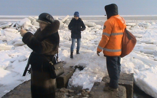 Мариупольские спасатели вернули с тонкого морского льда 38 человек (ФОТО)