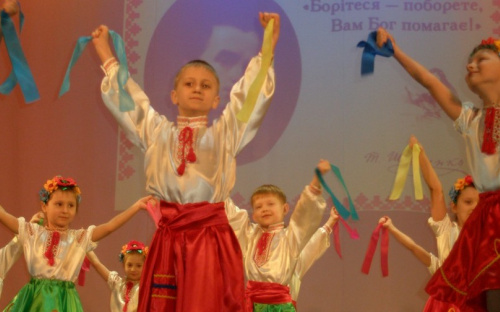 Маріупольським патріотам-дошколятам на шевченківському святі публіка скандувала «Браво!» та «Біс!» (ФОТОРЕПОРТАЖ)