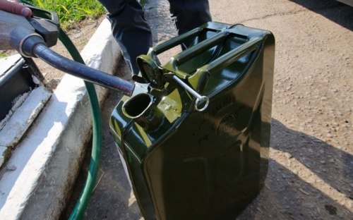 Мариупольцам под видом бензина продавали воду