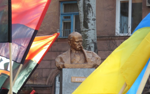 Мариупольцы читали стихи Шевченко и возлагали цветы к бюсту поэта (ФОТО)