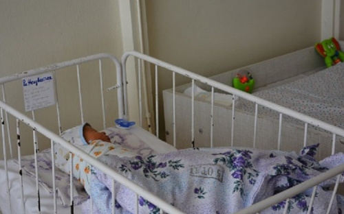 Врачи Мариуполя призывают помочь новорожденной девочке, которую бросила мать