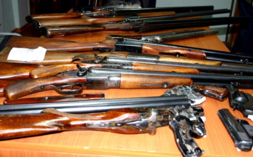 Мариупольцы несут в полицию оружие и боеприпасы