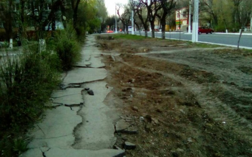 Мариуполь пожертвовал тротуаром ради ремонта трубопровода (ФОТО)