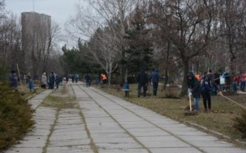 Мариупольцы на первом общегородском субботнике расчистили парки и улицы