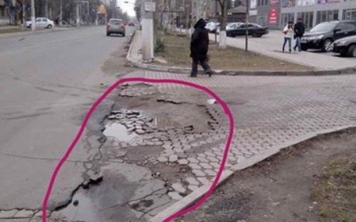 Мариупольцы в соцсетях показывают полиции «убитые» городские дороги (ФОТО)