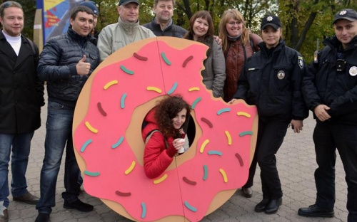 Мариупольцы запрыгивали в машины копов, кричали в их громкоговорители и  устроили селфи (ФОТО)