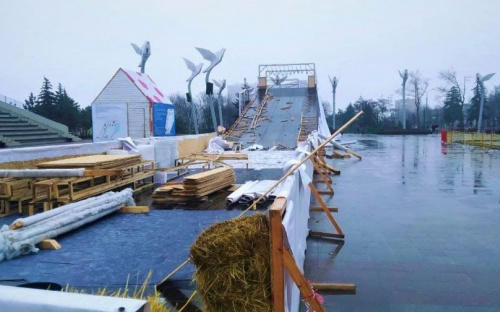 Праздники закончились: в центре Мариуполя разбирают аттракционы