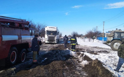 На дорогах под Мариуполем застревали грузовики и легковушки: понадобилась помощь спасателей (ФОТО)