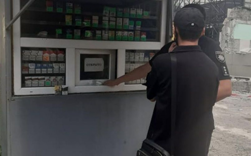 В Мариуполе торговали сигаретами без акциза в незаконно установленном киоске