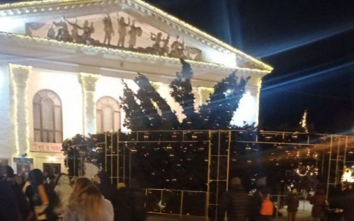 В Мариуполе упала главная елка города на драмтеатре (ФОТОФАКТ)