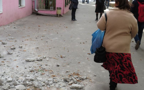 В Мариуполе бетонные части зданий «бомбят» прохожих (ФОТО+ВИДЕО)