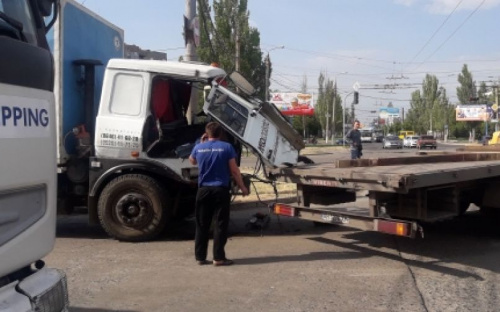 В Мариуполе у грузовика в ДТП едва не оторвало кабину (ФОТО)