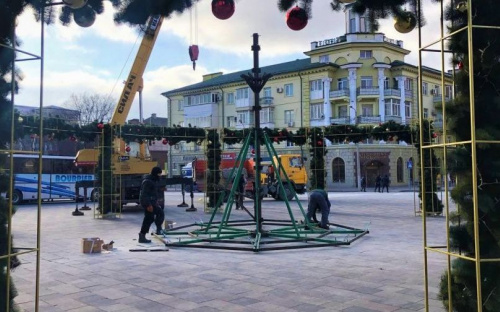 Как укрепили главную елку Мариуполя, и почему она станет еще краше