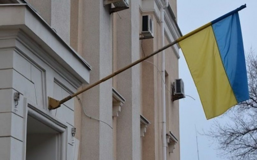 В Мариуполе в знак скорби приспустили флаги