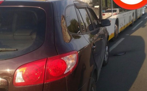 Автомобиль въехал в пассажирский автобус в Мариуполе