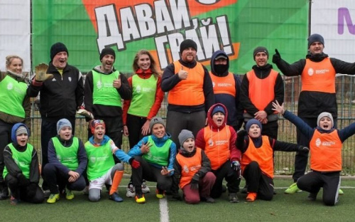 Футбол с родителями: в Мариуполе прошла необычная тренировка «Давай, играй!»