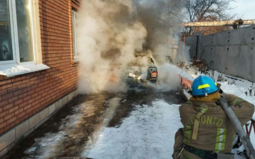 В Мариуполе горели машины: понадобилась помощь спасателей